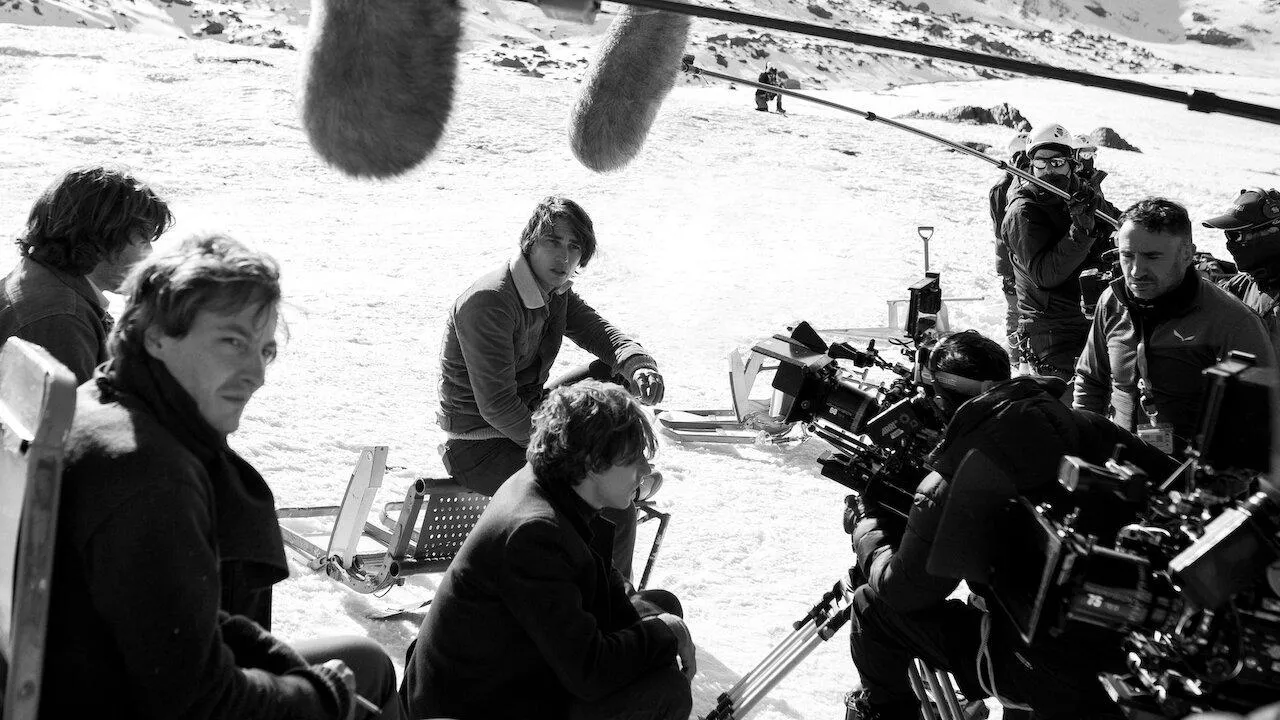 La societa della neve: chi eravamo sulle montagne?